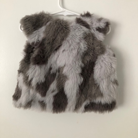 3/$10 Cynthia Rowley Girls Faux Fur Vest - Picture 6 of 6